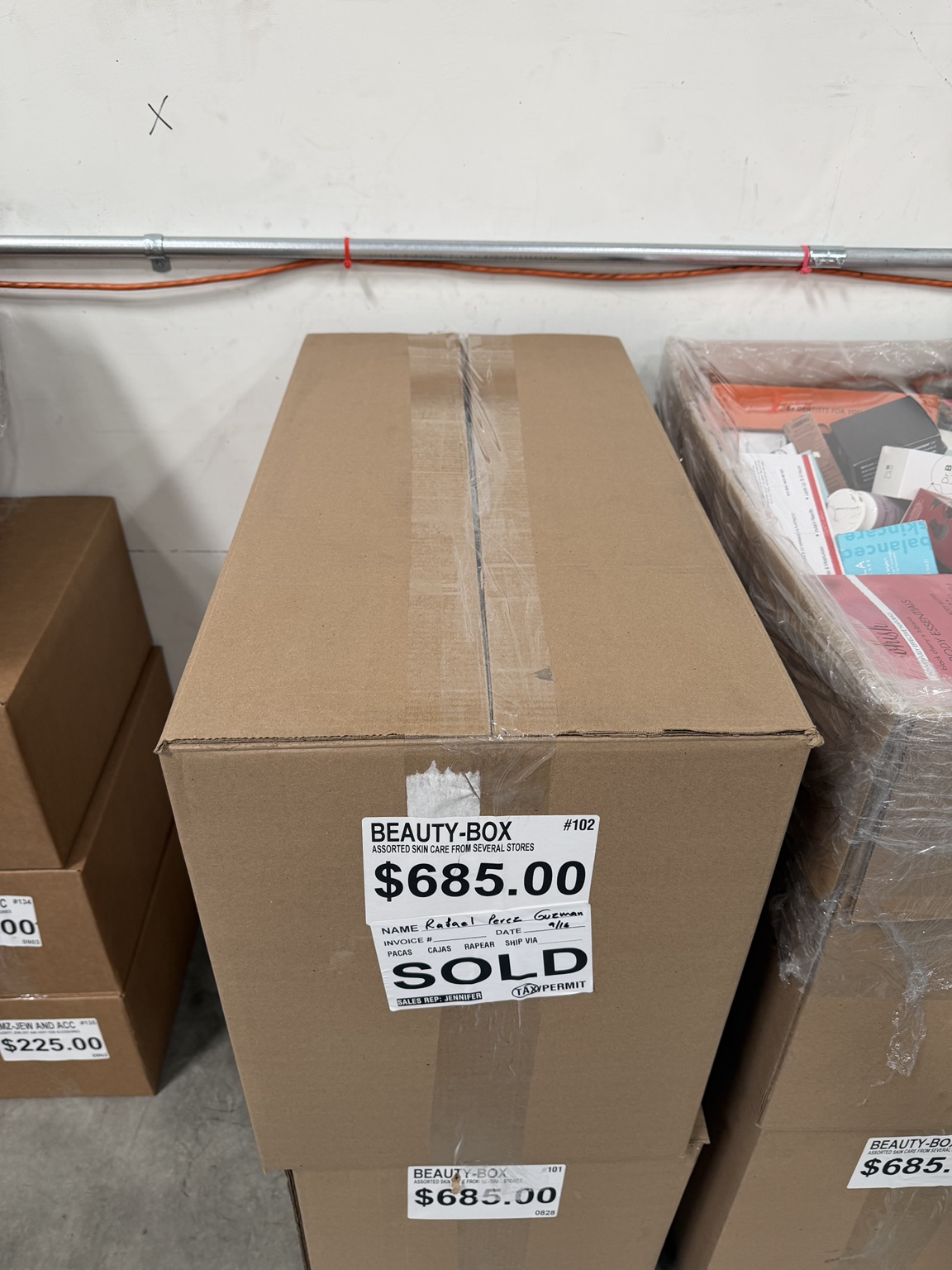 Caja de productos de cuidado de la piel con etiqueta SOLD en bodega