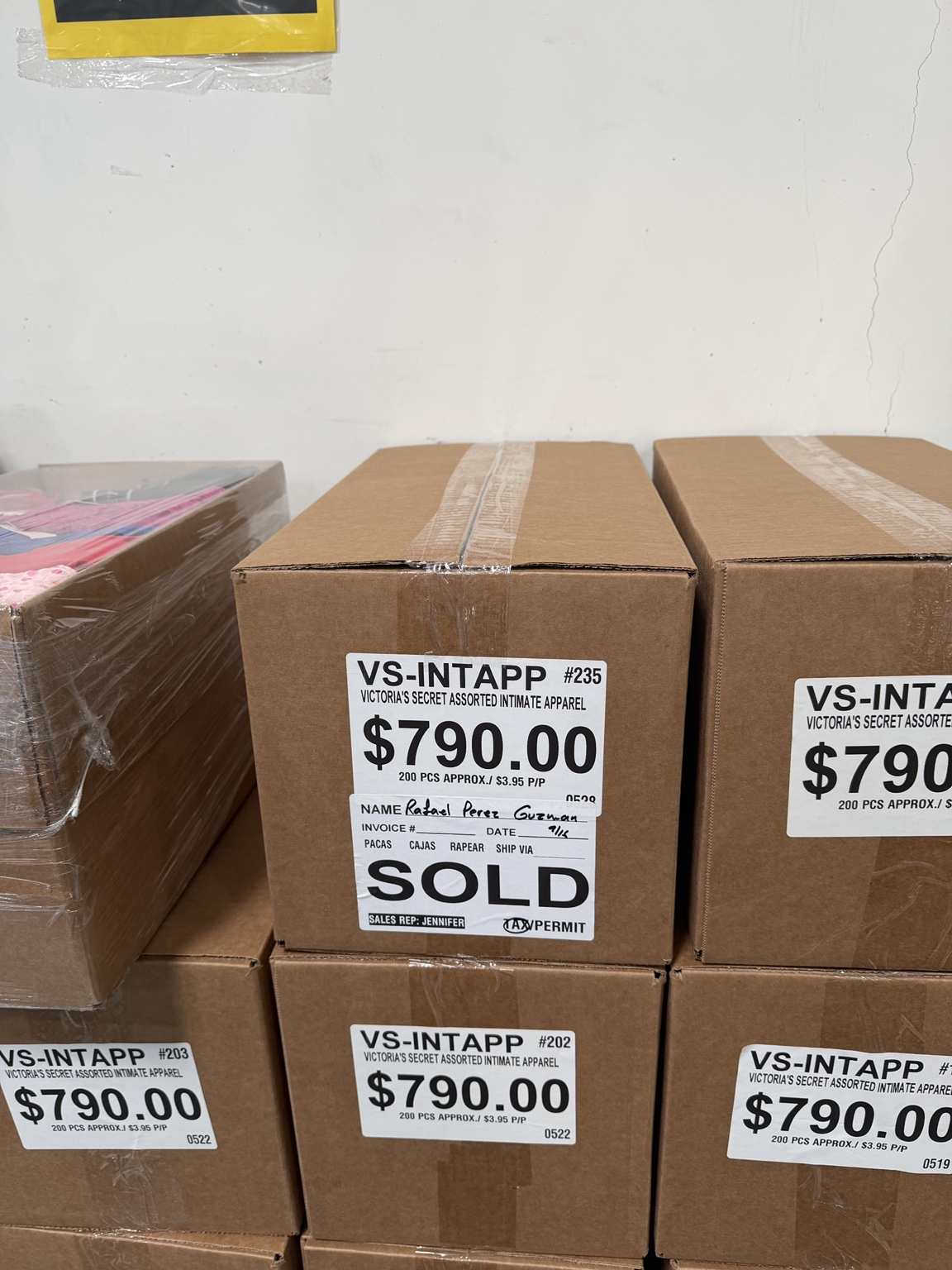 Caja de mercancía Victoria's Secret con etiqueta SOLD en bodega