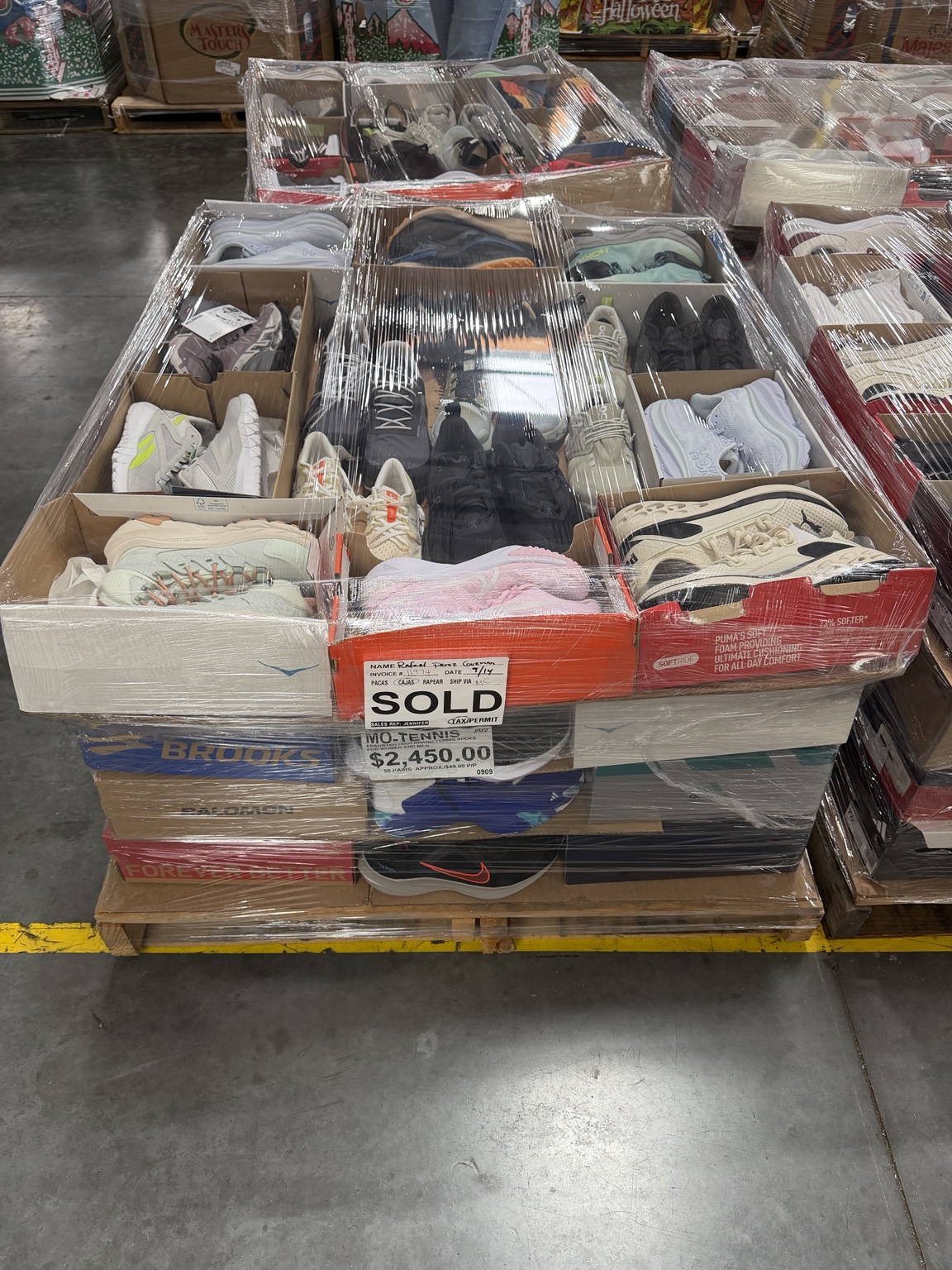 Pallet de tenis en bodega con etiqueta SOLD